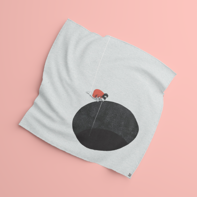 Tecido cinzento com desenho de menina pendurada numa corda a olhar para círculo preto.