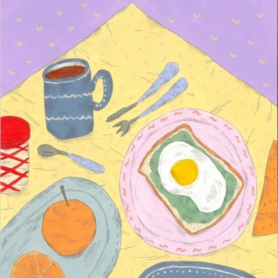 Ilustração de pequeno-almoço com ovo, pão, frutas e caneca sobre mesa amarela e parede lilás.