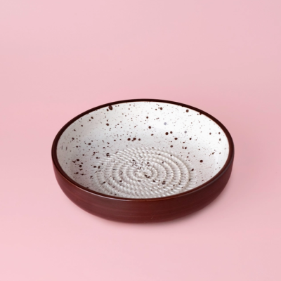 Tacho cerâmico castanho e branco com textura e salpicos