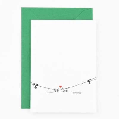 Cartão branco com ilustração de gatos e envelope verde