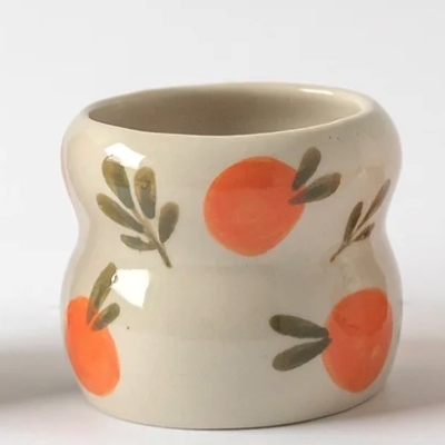 Vaso curto em cerâmica branca com pintura de frutas laranjas e folhas verdes