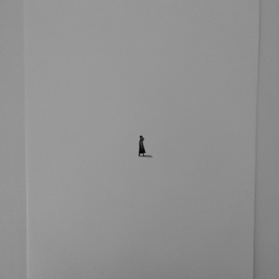 Folha branca com pequena figura preta de homem a caminhar no centro e texto no canto inferior direito