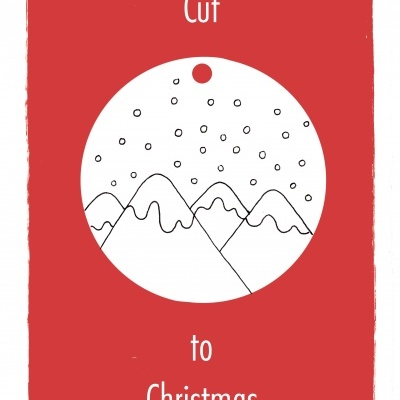 Poster vermelho com montanhas e texto 'Cut to Christmas'