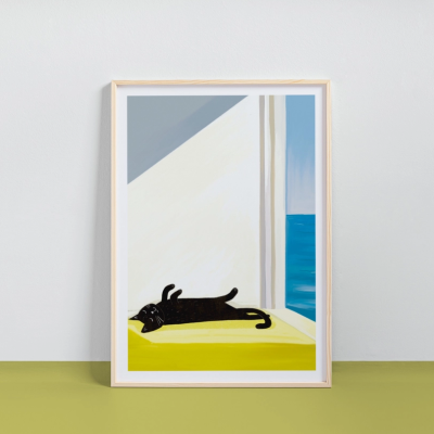 Pintura de gato preto deitado em superfície amarela com vista do mar e parede branca