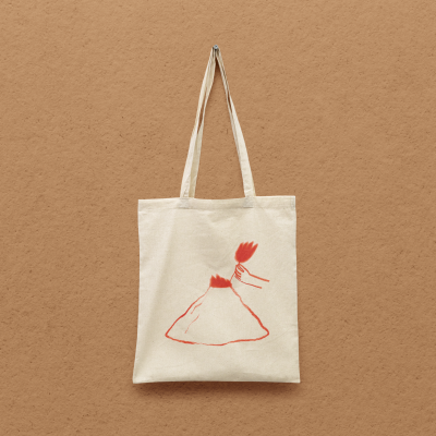 Mala de pano bege com desenho vermelho de vestido com flores