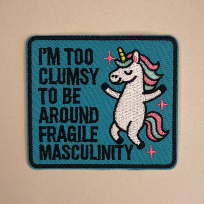 Patch azul com texto e um unicórnio bordado colorido