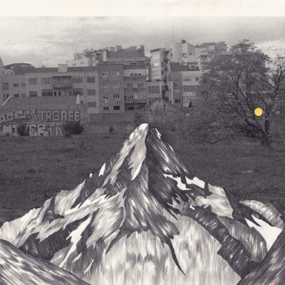 Montagem artística em preto e branco de uma colina desenhada sobre um cenário urbano com grafite em mural.