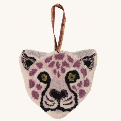 Acessório em tecido felpudo com cabeça de leopardo lilás e fita com texto