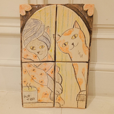 Azulejos de cerâmica com desenho de dois gatos e chávena com texto hot tea