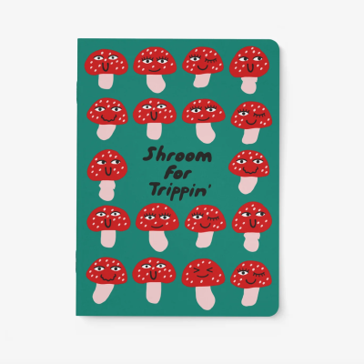Caderno verde com cogumelos vermelhos e texto central