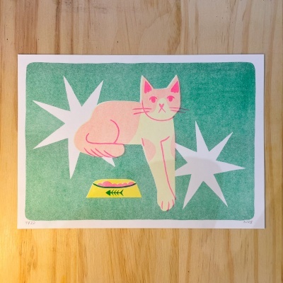 Ilustração de gato rosa e bege com prato amarelo e estrelas brancas