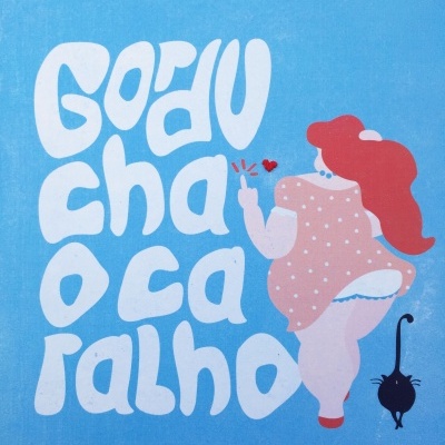 Ilustração colorida com texto em letras brancas e mulher ruiva vestido rosa junto a gato preto