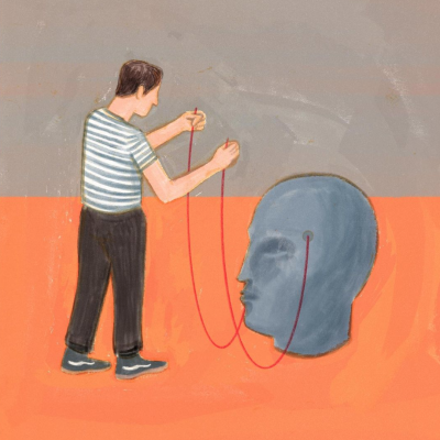 Pessoa com camiseta de riscas e calças pretas a segurar fio vermelho ligado a cabeça azul