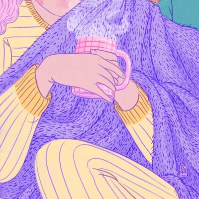 Pessoa com roupa às riscas e manta roxa segurando caneca cor-de-rosa com vapor