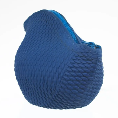 Necessaire azul escuro com textura de escamas e fecho de correr azul