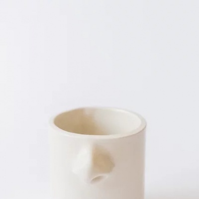 Copo cerâmico branco com nariz tridimensional