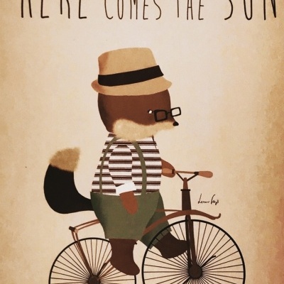 Desenho de guaxinim com roupa vintage a andar de bicicleta com texto Here Comes The Sun