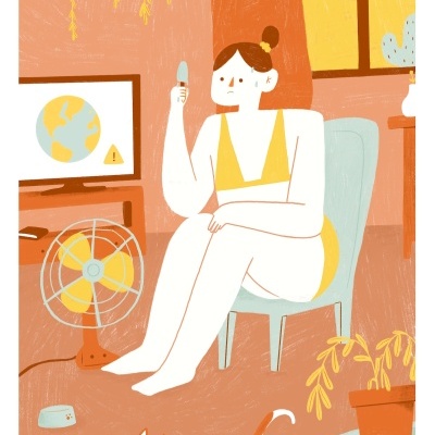 Mulher com fato de banho amarelo sentada a comer gelado, gato no chão, interior com ventoinha e planta.