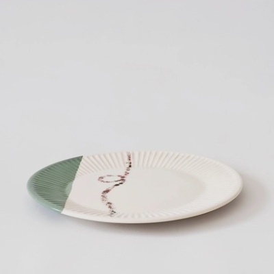 Prato oval em cerâmica verde e branco com desenho floral castanho.