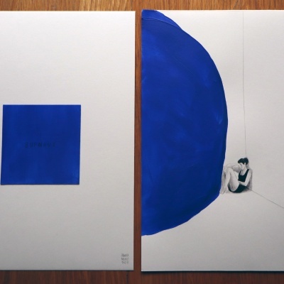 Duplas imagens em pranchas com arte em azul e branco, incluindo figura humana e formas geométricas.