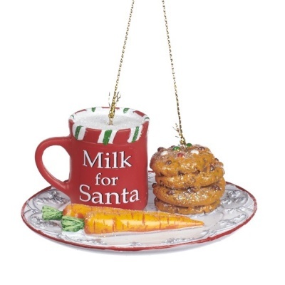 Ornamento de Natal com caneca vermelha, cenoura e biscoitos num prato