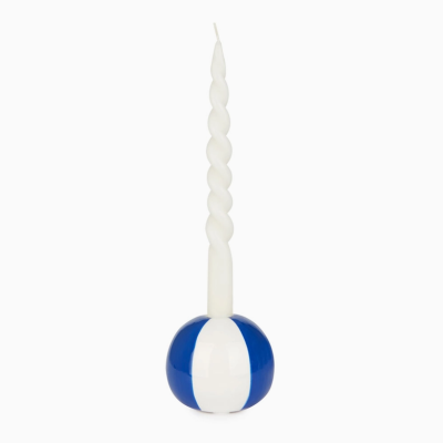 Castiçal redondo azul e branco com vela branca torcida.