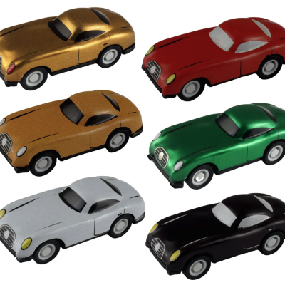 Miniaturas de carros clássicos em cores variadas sobre fundo branco