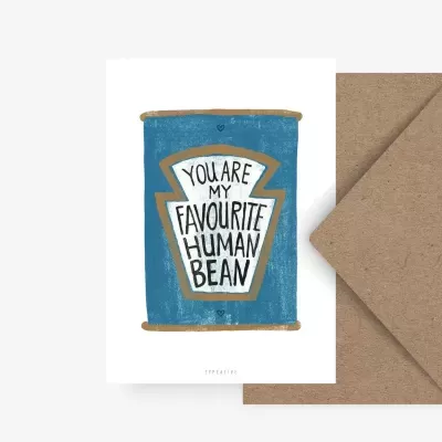 Cartão branco com ilustração de lata azul e texto YOU ARE MY FAVOURITE HUMAN BEAN e envelope castanho