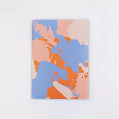 Livro com capa abstrata em azul, laranja e bege sobre fundo branco