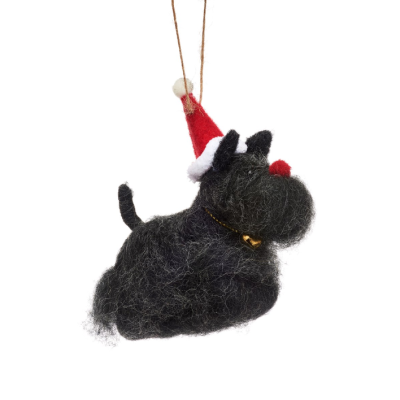 Decoração de cão de feltro preto com chapéu de Papai Noel