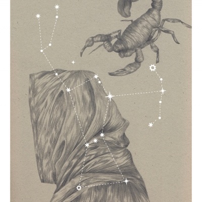 Desenho a lápis de pessoa com capuz, constelações e escorpião em fundo bege