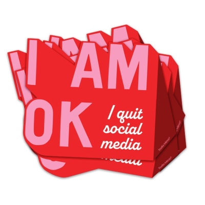 Autocolantes vermelhos com texto I AM OK I quit social media