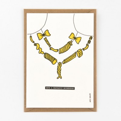 Cartão com colares de massa e texto para o Dia da Mãe.