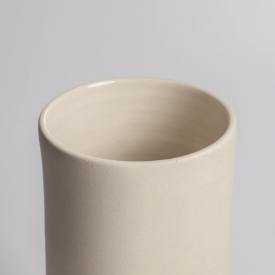 Vaso cilíndrico de cerâmica bege com acabamento fosco