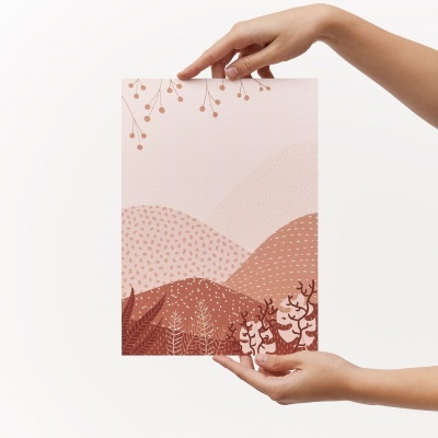 Poster ilustrativo abstrato em tons rosa e vermelho segurado por duas mãos