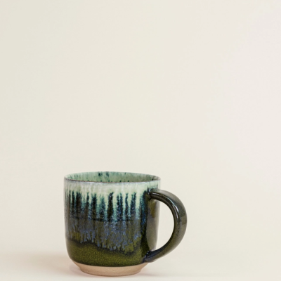 Caneca cerâmica verde e azul com acabamento vidrado