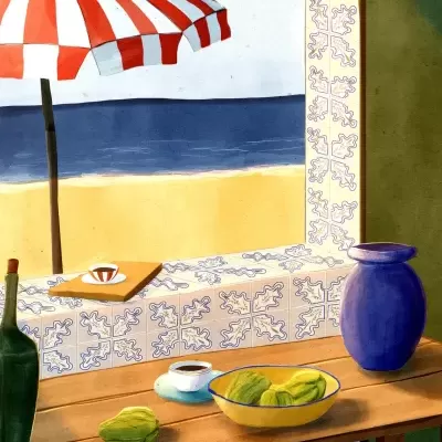Borda de janela com azulejos, mesa de madeira com frutas, chávena, garrafa e guarda-sol na praia