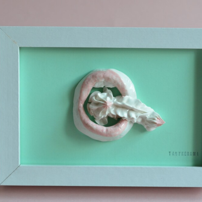 quadro decorativo com escultura em relevo rosa e branca em fundo verde-água