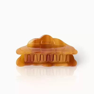 Pregador de cabelo plástico castanho translúcido com formato ondulado