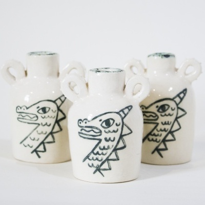 Três jarros de cerâmica branca com desenhos a preto de uma cabeça de dragão