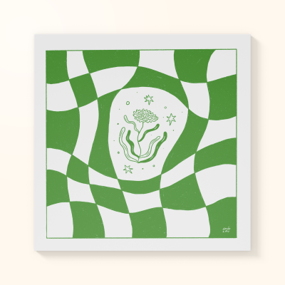 Impressão artística com padrão verde e branco e desenho floral no centro assinada por Inês Lau