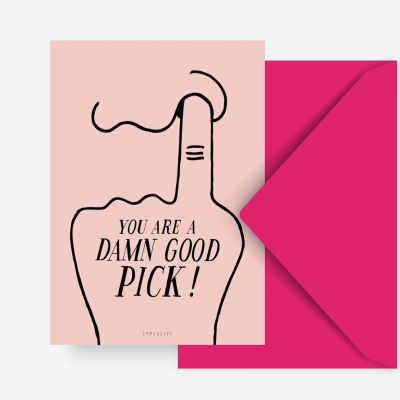 Cartão cor de rosa com ilustração de mão e texto YOU ARE A DAMN GOOD PICK! e envelope rosa.