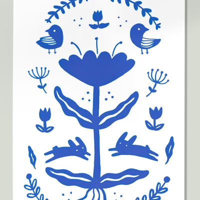 Desenho azul de flor, coelhos, pássaros e elementos florais em papel branco