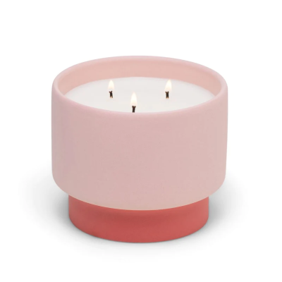 Vela três pavios em recipiente cerâmico rosa claro com base rosa escuro