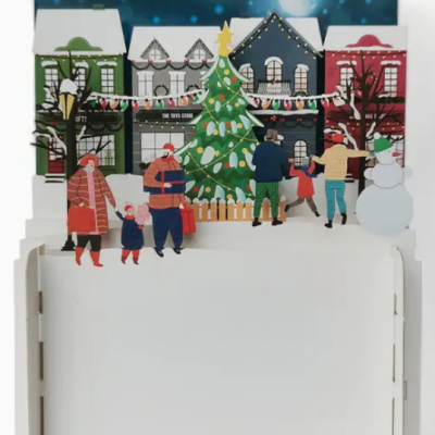 Cartão de Natal com ilustração de rua à noite, casas, árvore de Natal e pessoas vestindo roupas de inverno