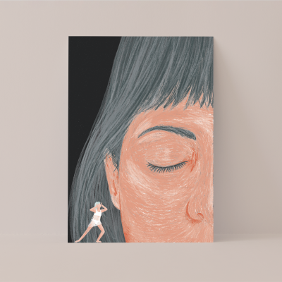 Pintura em tela com rosto de mulher e figura pequena a dançar