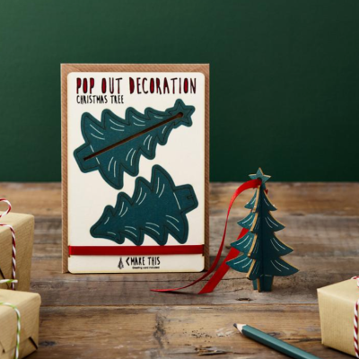 Conjunto de decoração de árvore de Natal em verde com fita vermelha e embalagem com texto