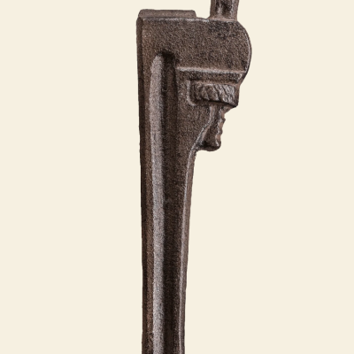 Chave ajustável de tubo enferrujada em fundo bege