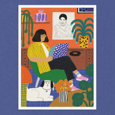 Ilustração de pessoa a ler disco de vinil sentado em cadeira verde com cão, flores e decoração colorida interior