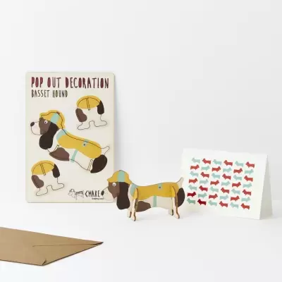 Decorativo pop out em forma de cão Basset Hound com cartão e envelope num fundo branco.